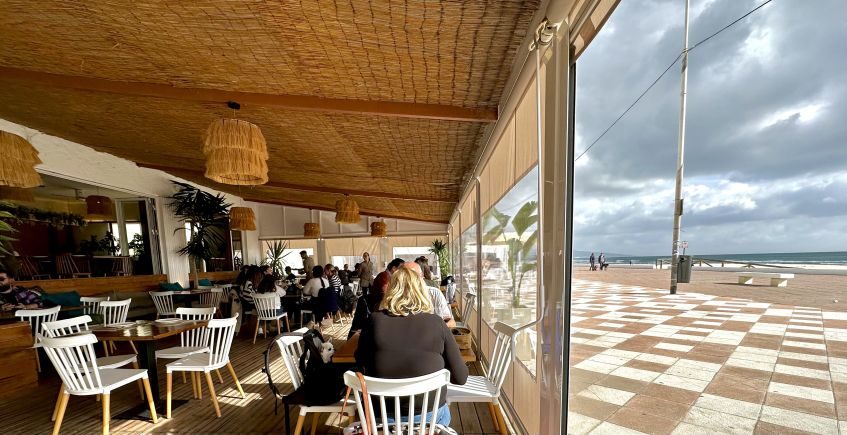 Variopinto se muda a un local con mejores vistas y cocina abierta en el Paseo Marítimo de Barbate