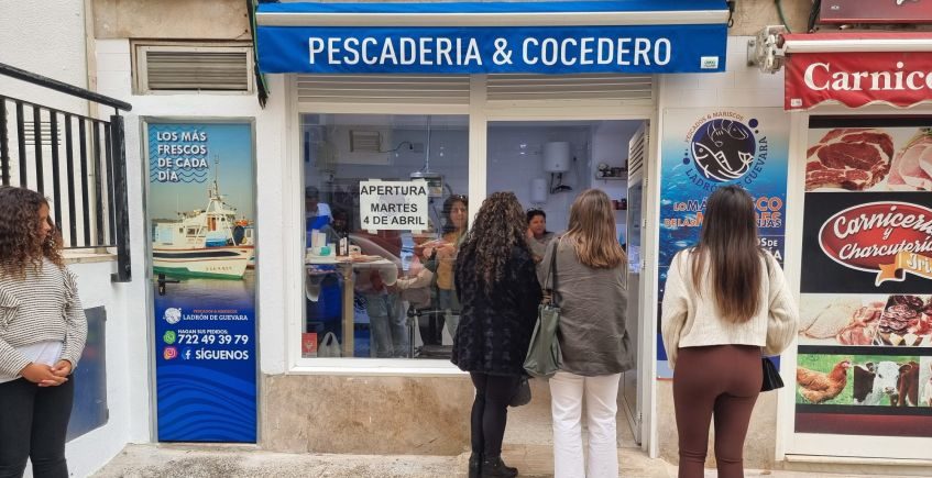 Una nueva pescadería de Cádiz cuece el marisco al momento y organiza ronqueos de atún