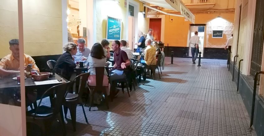 Una taberna con el espíritu de los Lucero en la plaza de San Antonio de Cádiz