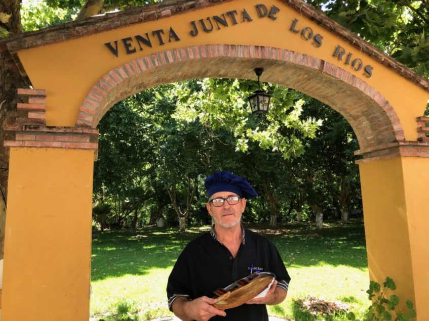 Juan Ruiz, actual jefe de cocina de la venta, junto a una de las tostadas que han dado fama al lugar. Foto: CosasDeComé