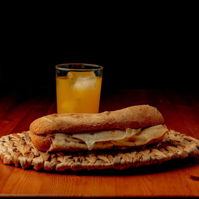 El bocadillo 'mixtolobo', de bacon, queso y huevo, es la estrella de Navinco. Foto cedida