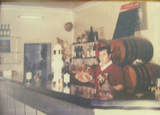 Arturo en su establecimiento con una fuente de pescado durante los años 70. Foto cedida por Bar Arturo