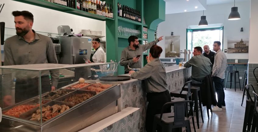 El nuevo Bar Coruña de Cádiz recupera la fórmula de las antiguas marisquerías