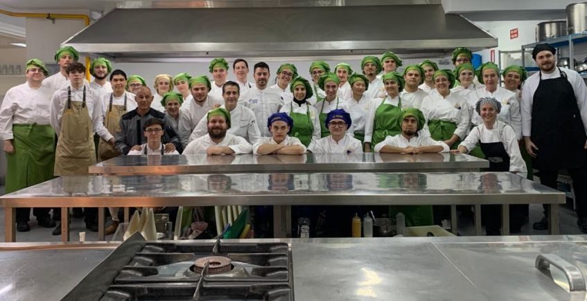 El cocinero Darío Parada prepara un menú en la Escuela de Hostelería de Diputación