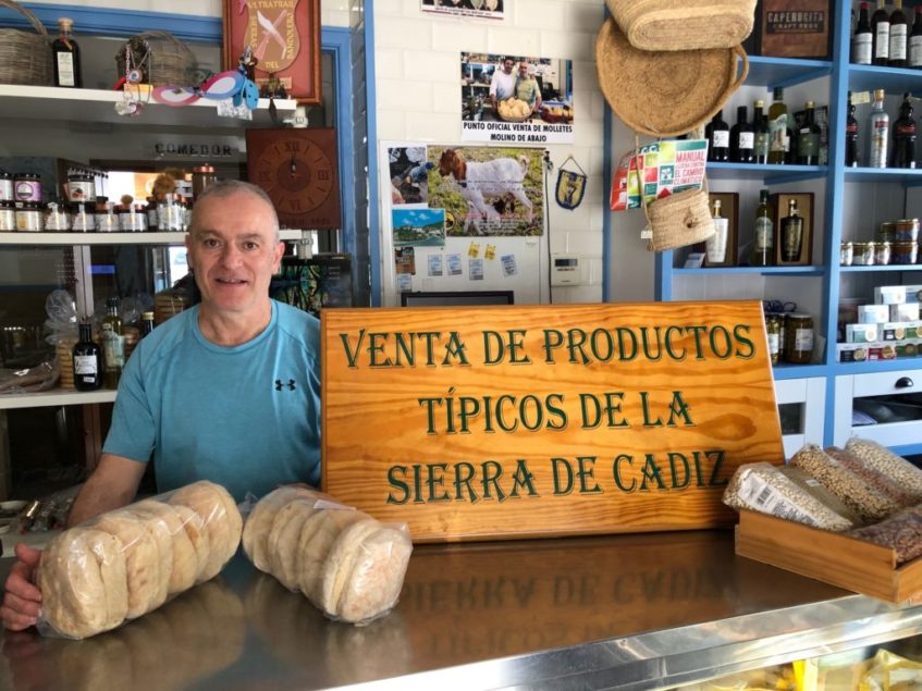La abacería de la venta Julián es el punto de venta oficial de estos molletes en El Bosque. Foto: CosasDeComé
