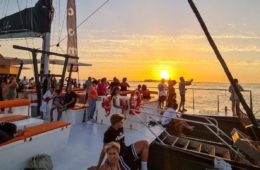 Catas en barco al atardecer de los martes de junio desde el muelle de Cádiz... y dos fiestas a bordo