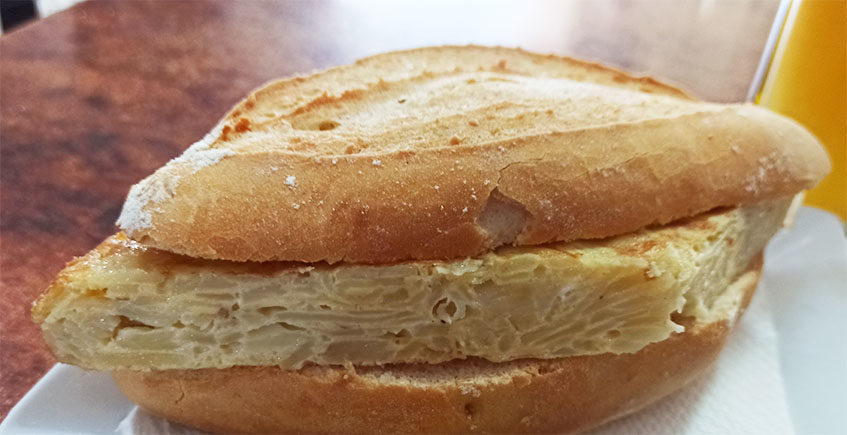 Acompañado de pan de viena y cebolla, así es el bocadillo de tortilla soñado por los lectores de Cosasdecome