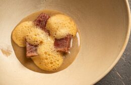 El homenaje de Juan Viu en forma de plato al El Campero de Barbate